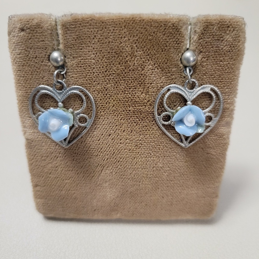 Vintage Unsigned Silver Tone Heart Filigree Blue Porcelain Rose Stud‎ Earrings